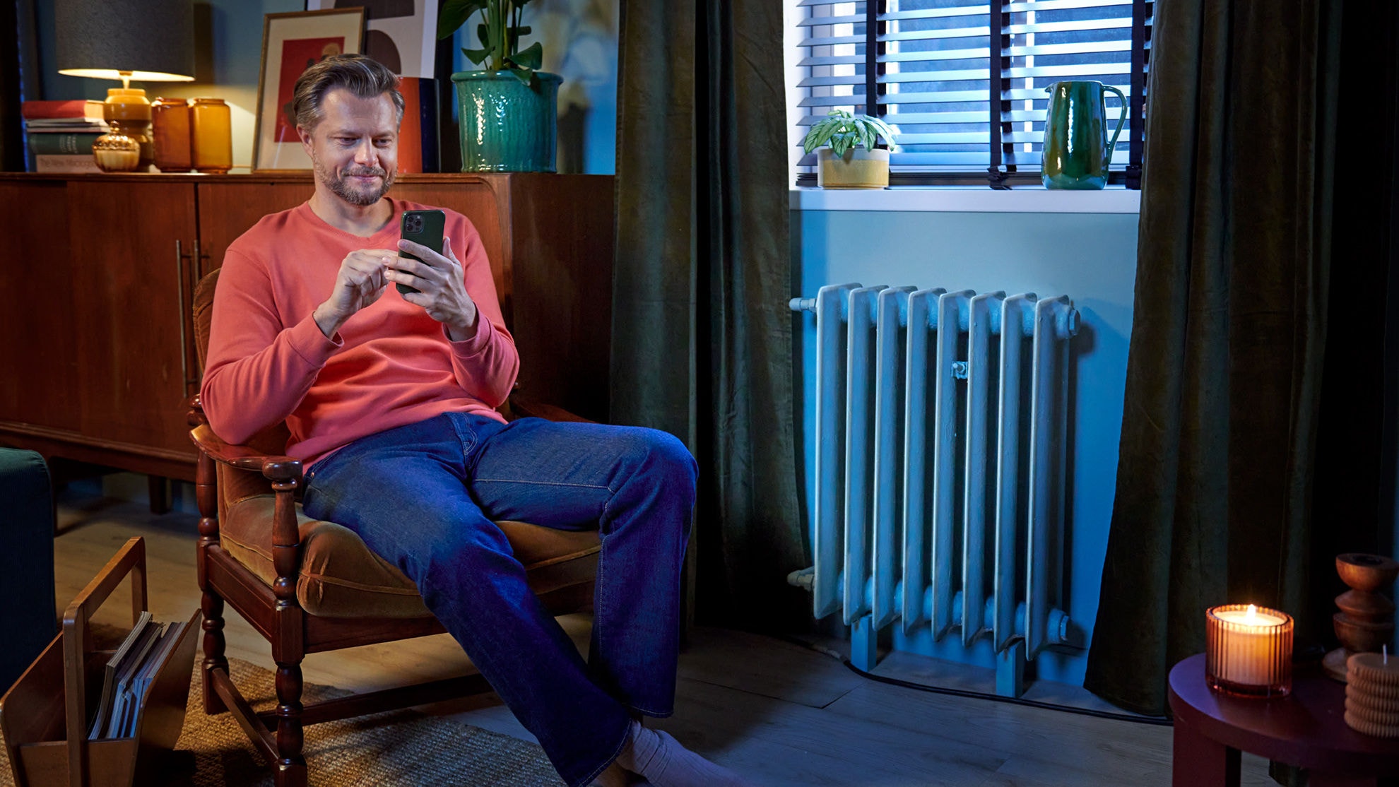 Bărbat utilizând aplicația Onecta pentru a controla pompa de căldură aer-apă