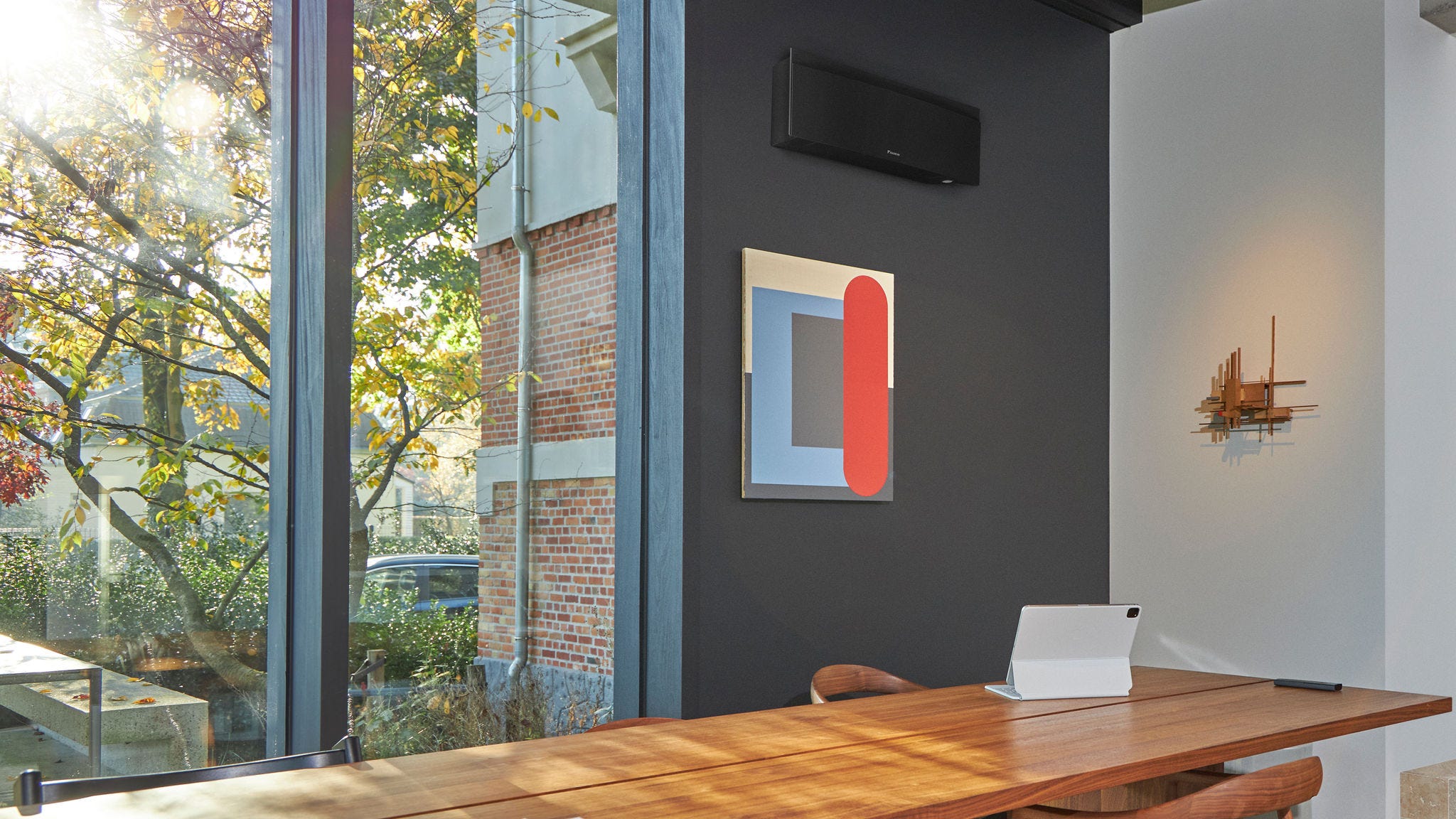 O pompă de căldură aer-aer discretă, de perete, de culoare neagră, de capacitatea corectă