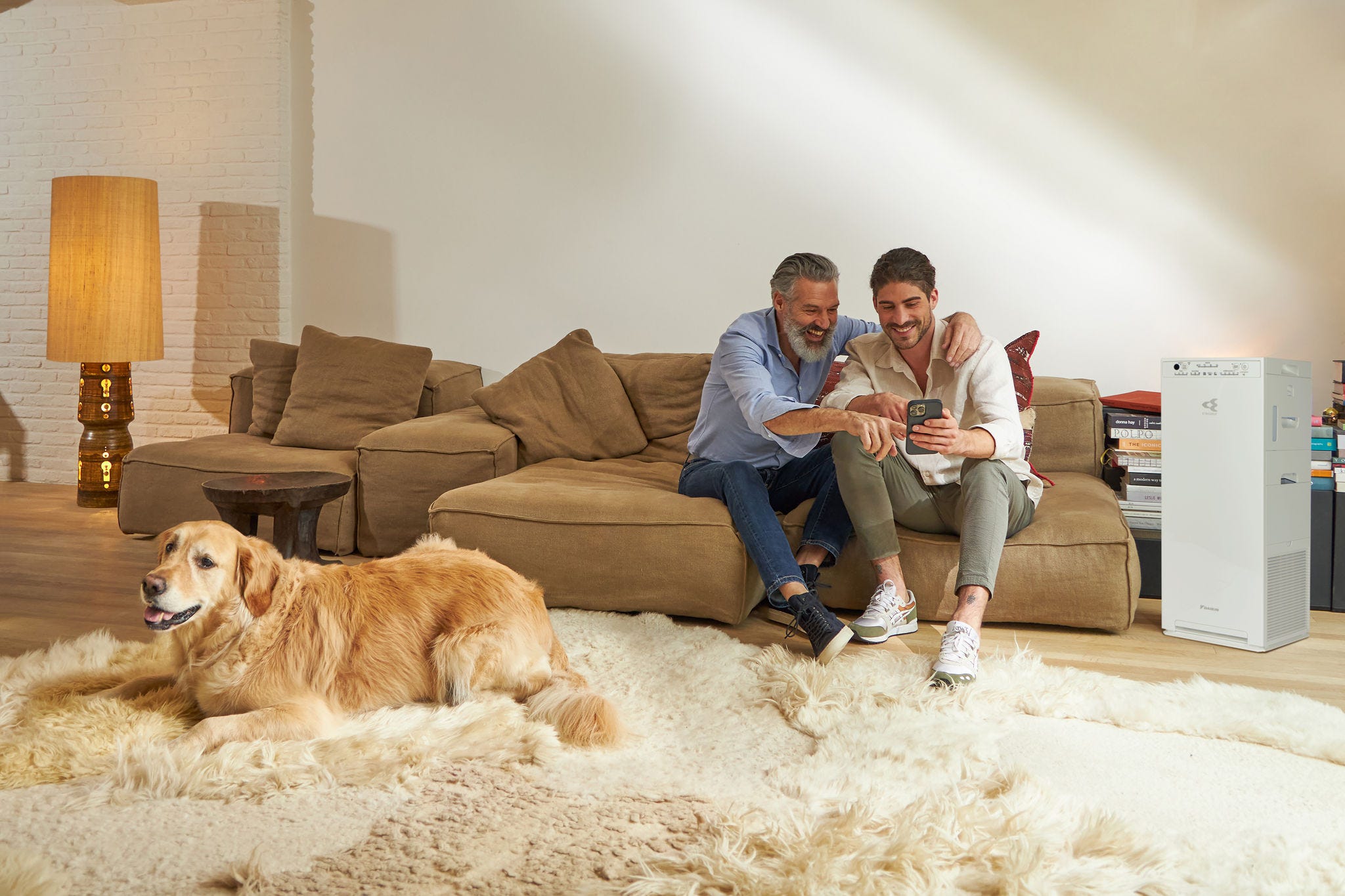 Familie care se bucură de beneficiile celor mai noi tehnologii de purificare a aerului