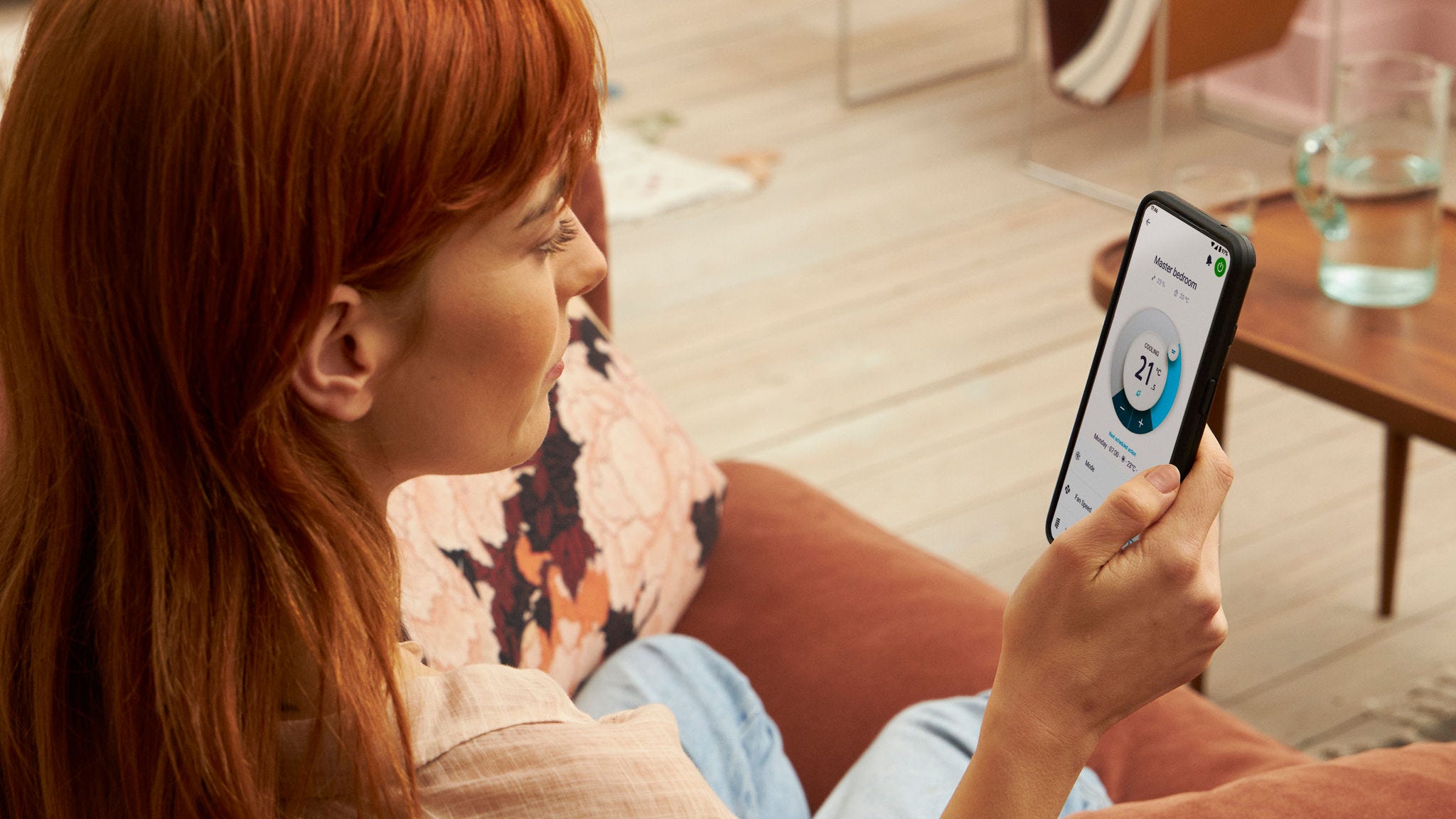 Femeie utilizând o aplicație pentru a controla soluția de încălzire