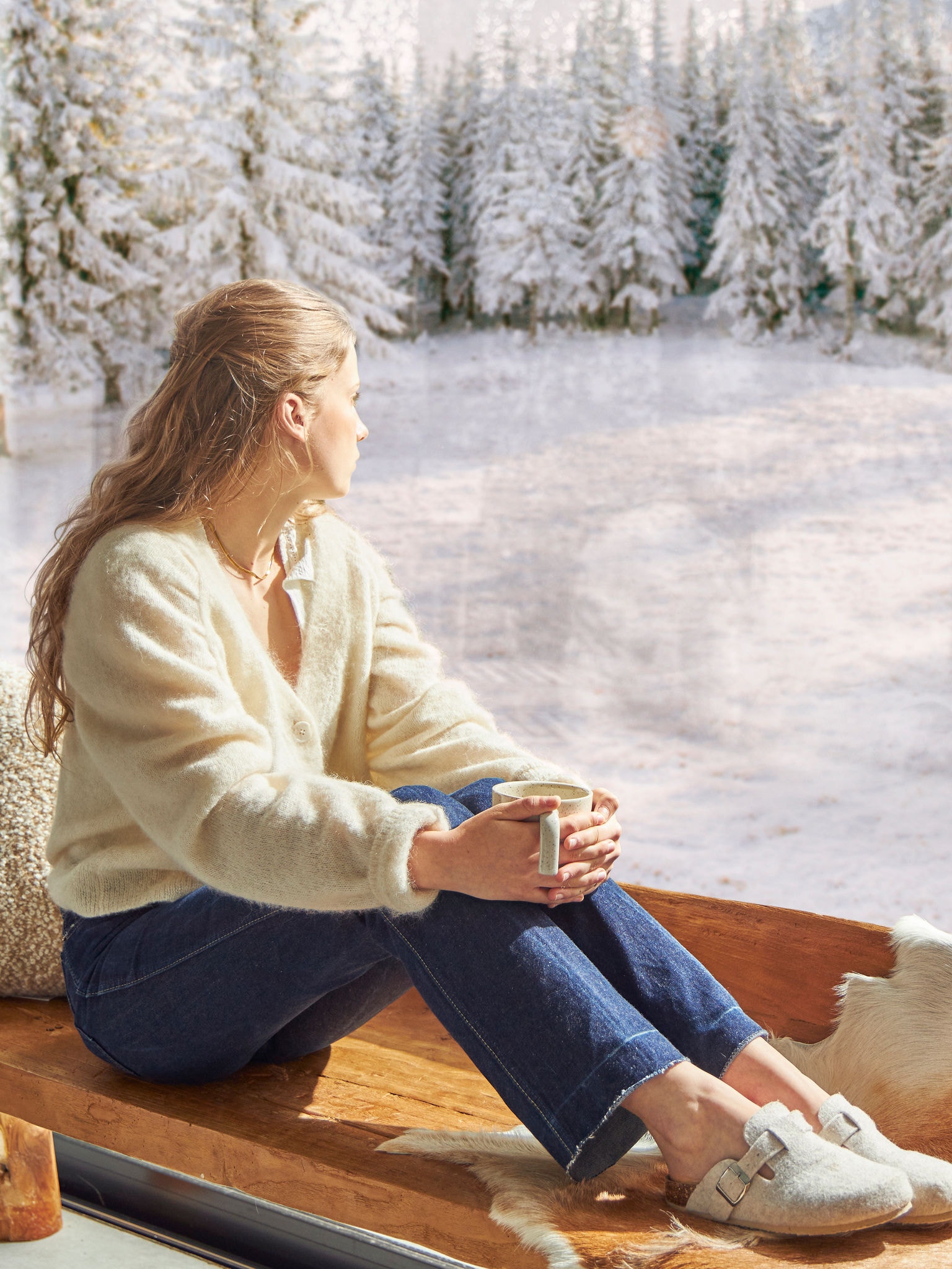 O fată bucurându-se de peisaj la temperatura perfectă datorită Daikin