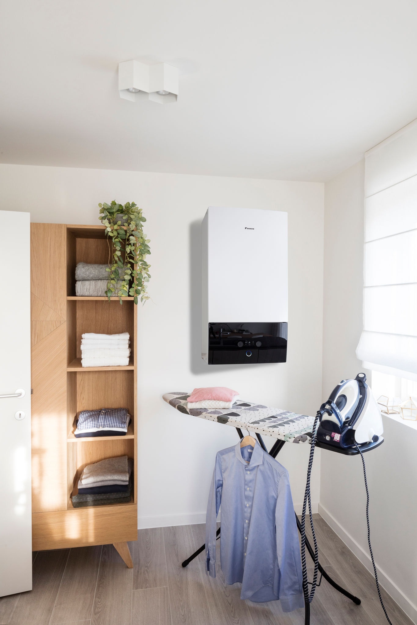 Unitate interioară Daikin Altherma, conectată la panouri solare, instalată într-un spălător.
