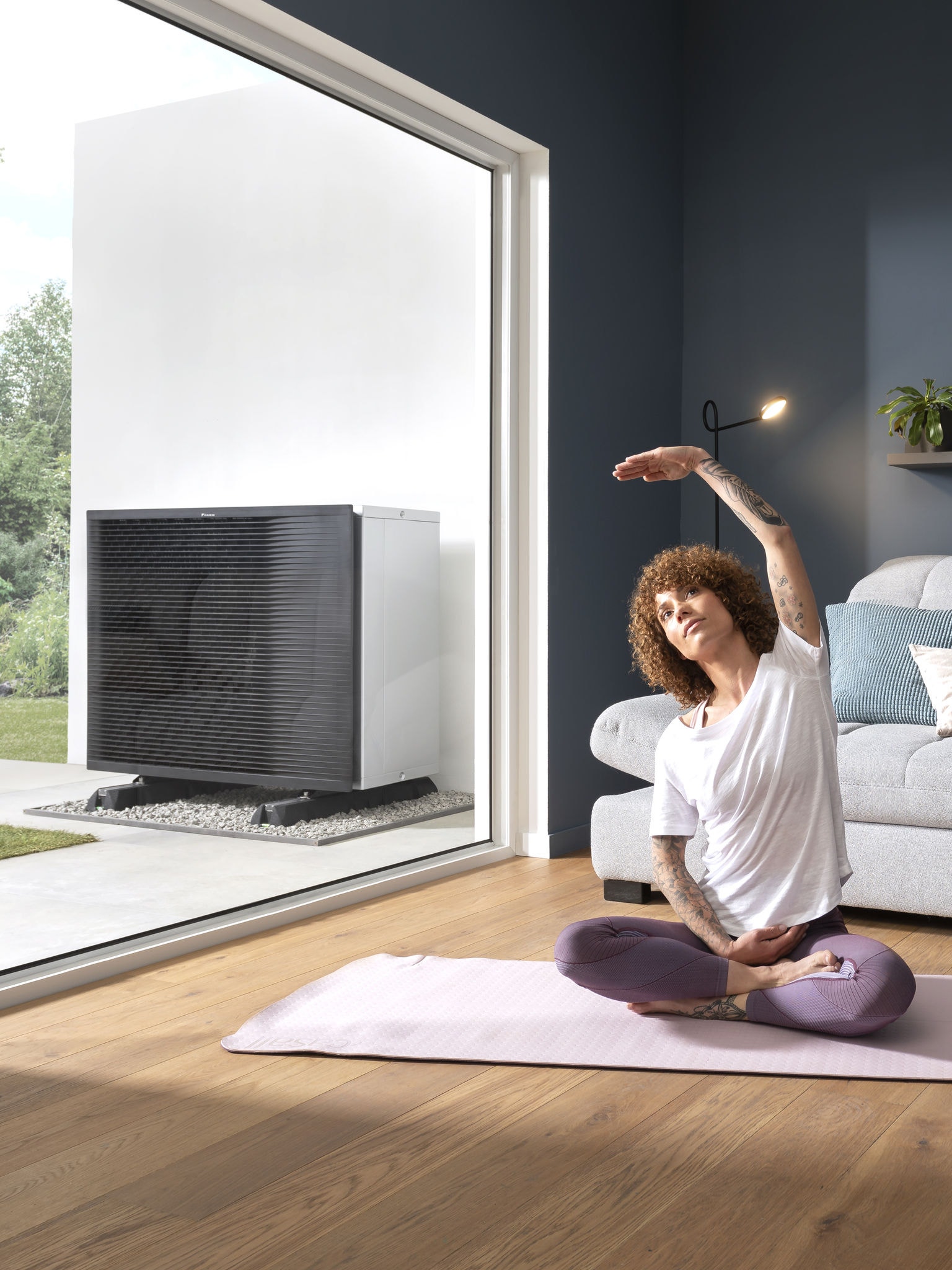 Femeie făcând yoga in camera de zi