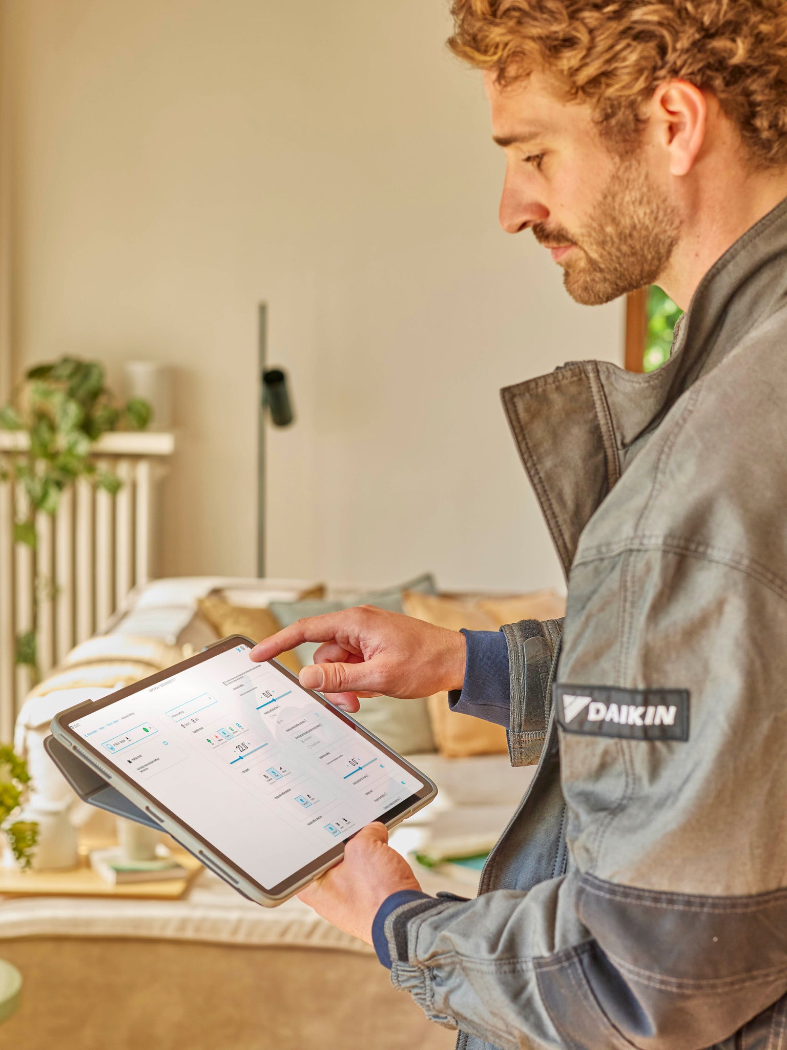 Instalator care monitorizează de la distanță performanța sistemelor Daikin Multi Split