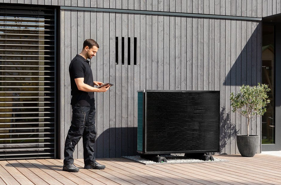 Instalator cu o unitate exterioară Daikin Altherma