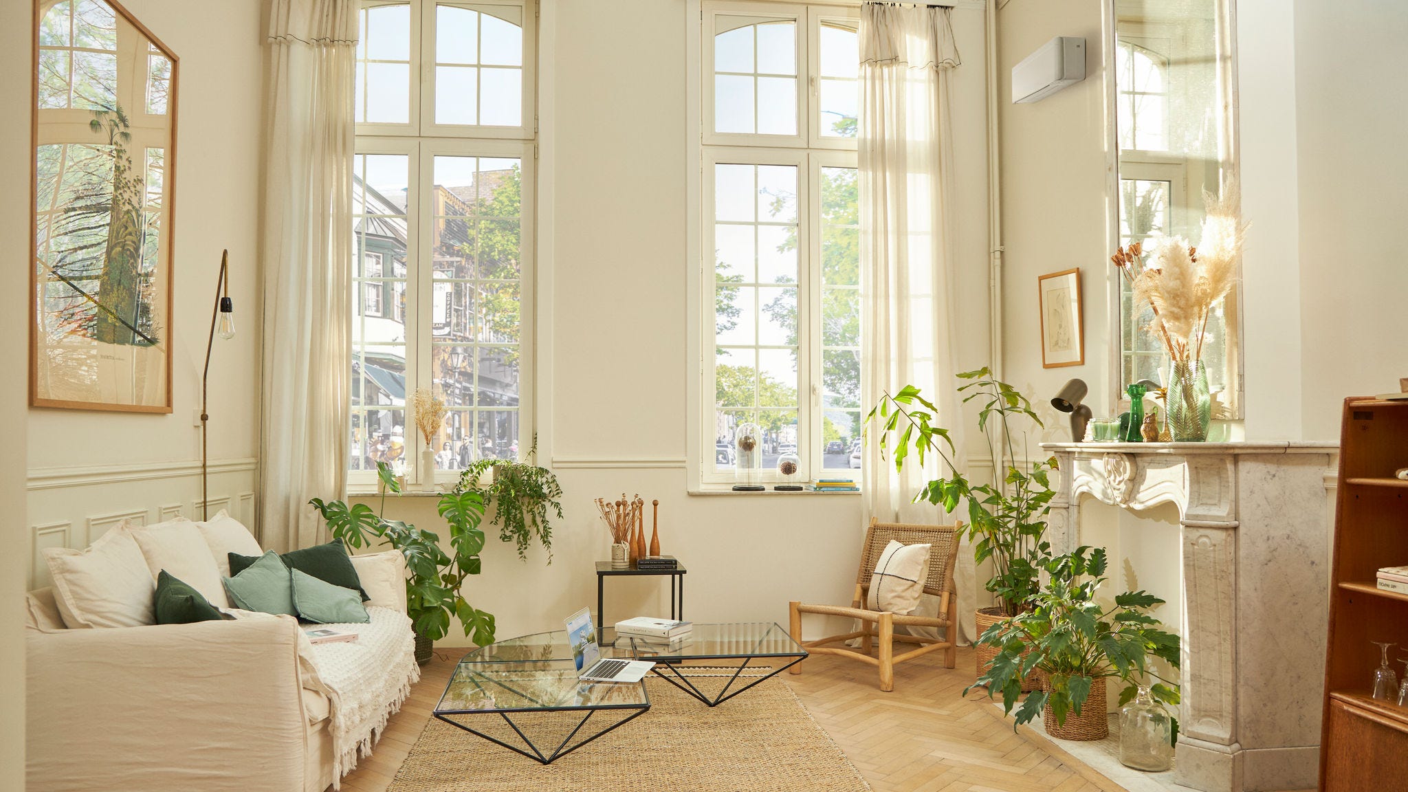 Cameră de zi frumos decorată, cu sistem de climatizare alb de perete