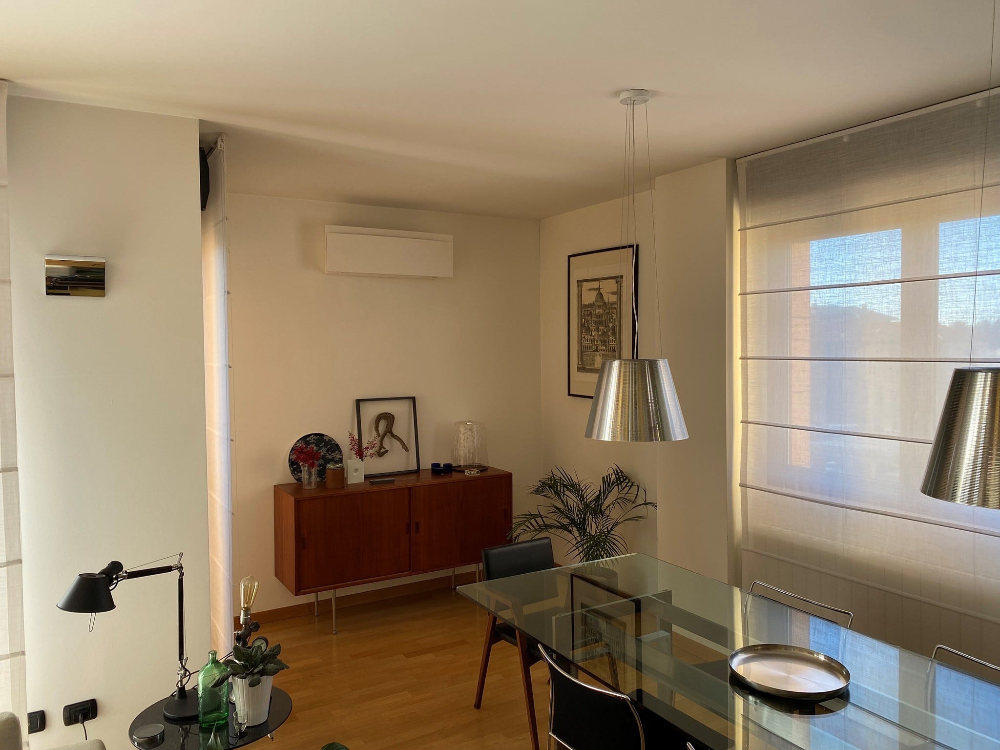 O cameră de zi cu o instalație Daikin montată