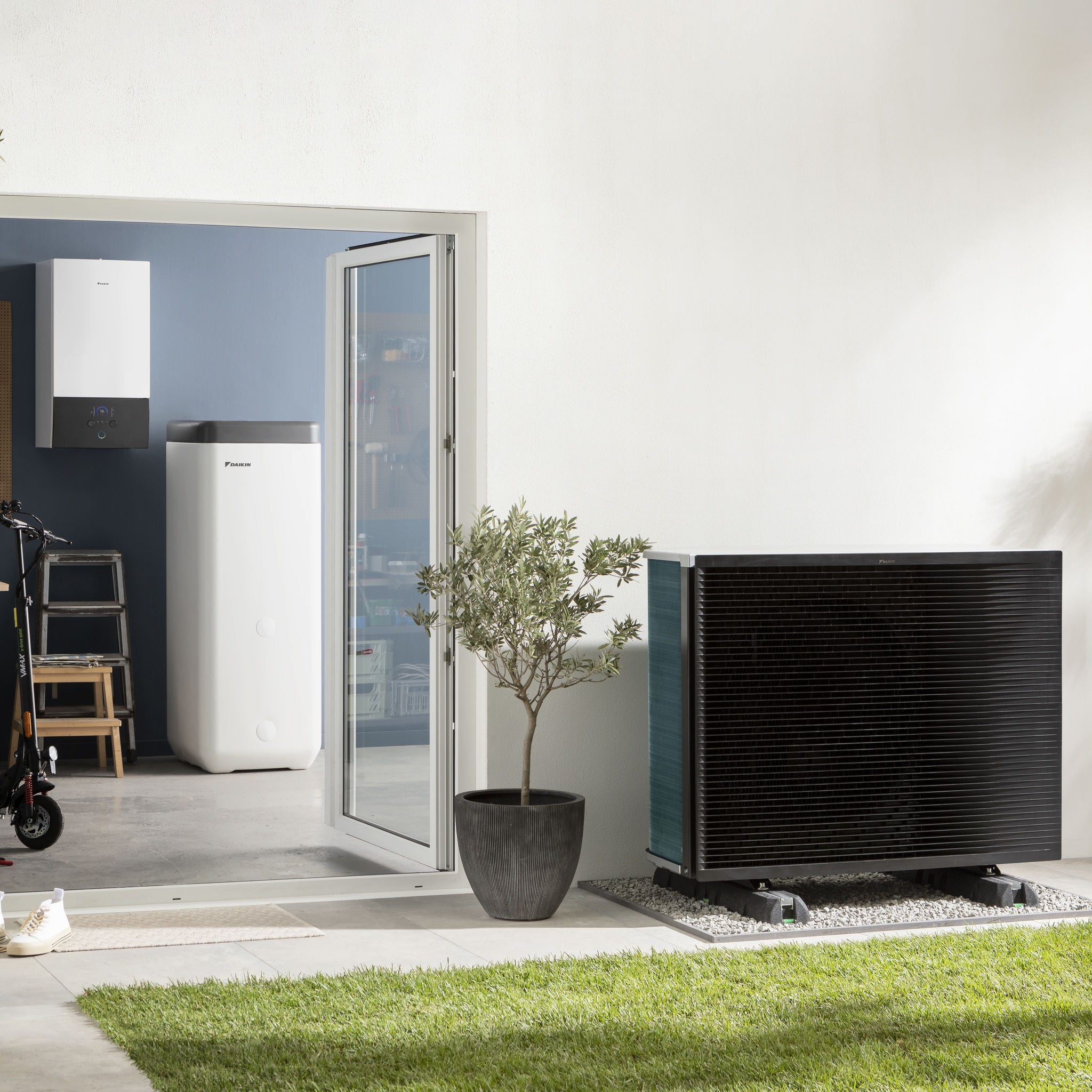 Unitate exterioară a pompei de căldură în grădină