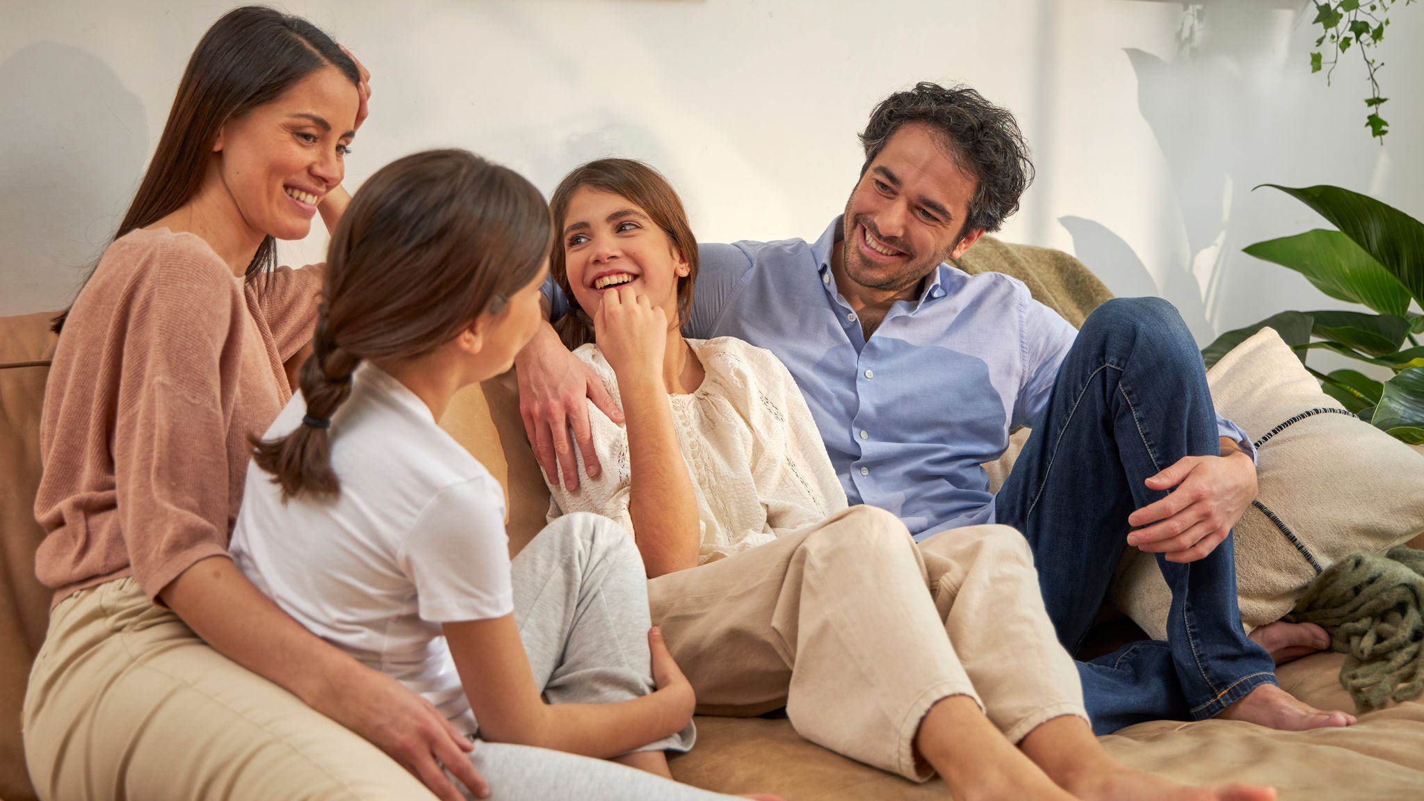 O familie care vorbește pe canapea