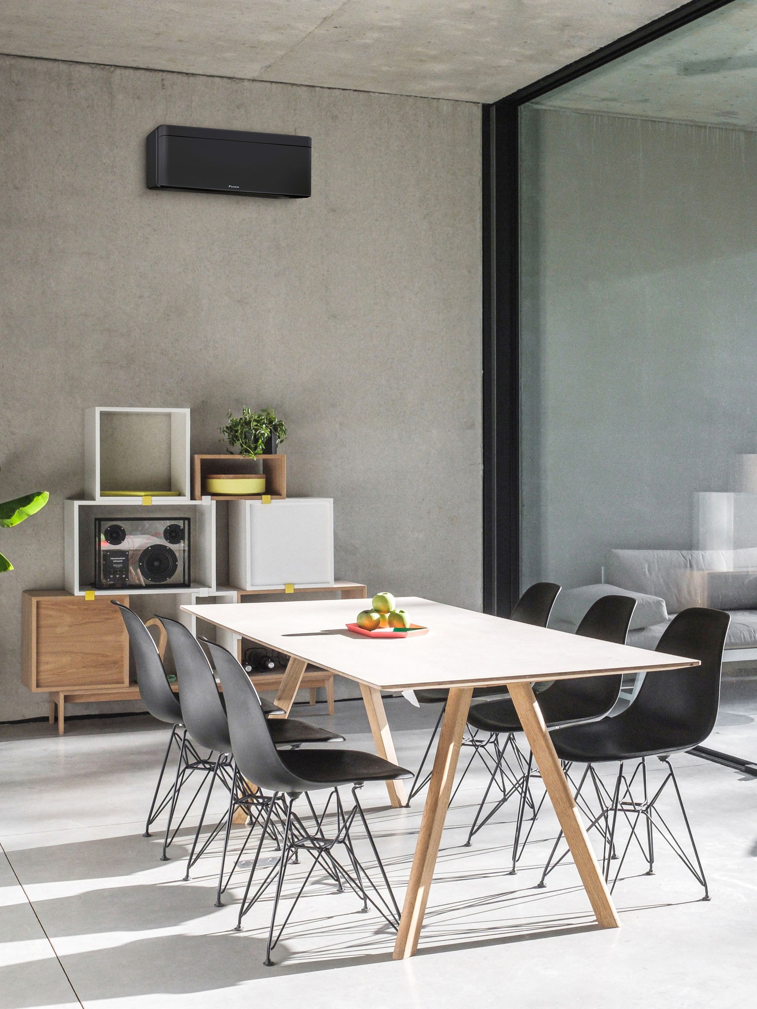 Sufragerie cu fereastră mare și o pompă de căldură aer-aer de perete instalată