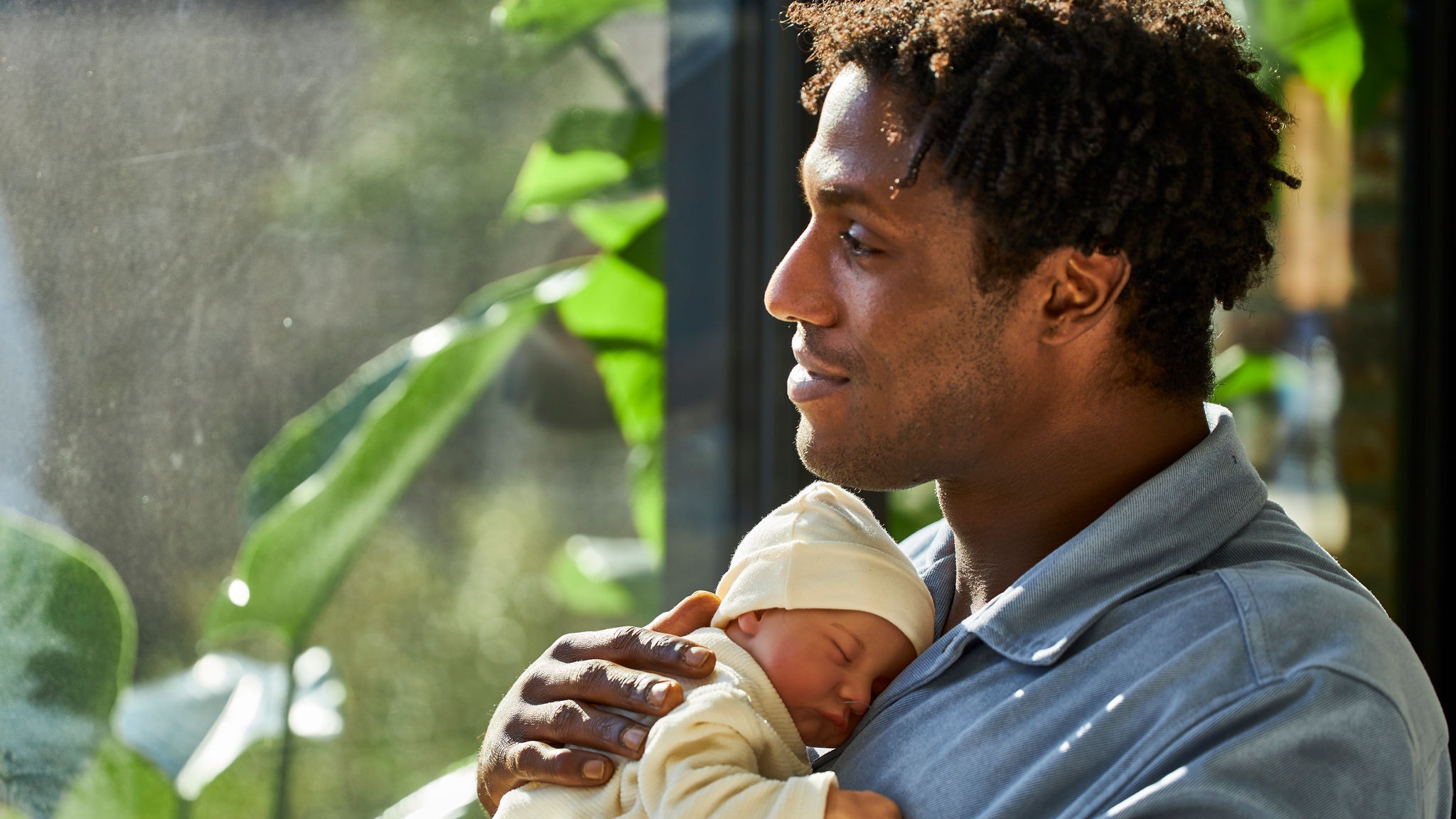 Tată și copil bucurându-se de funcționarea silențioasă a sistemului de încălzire din locuință.