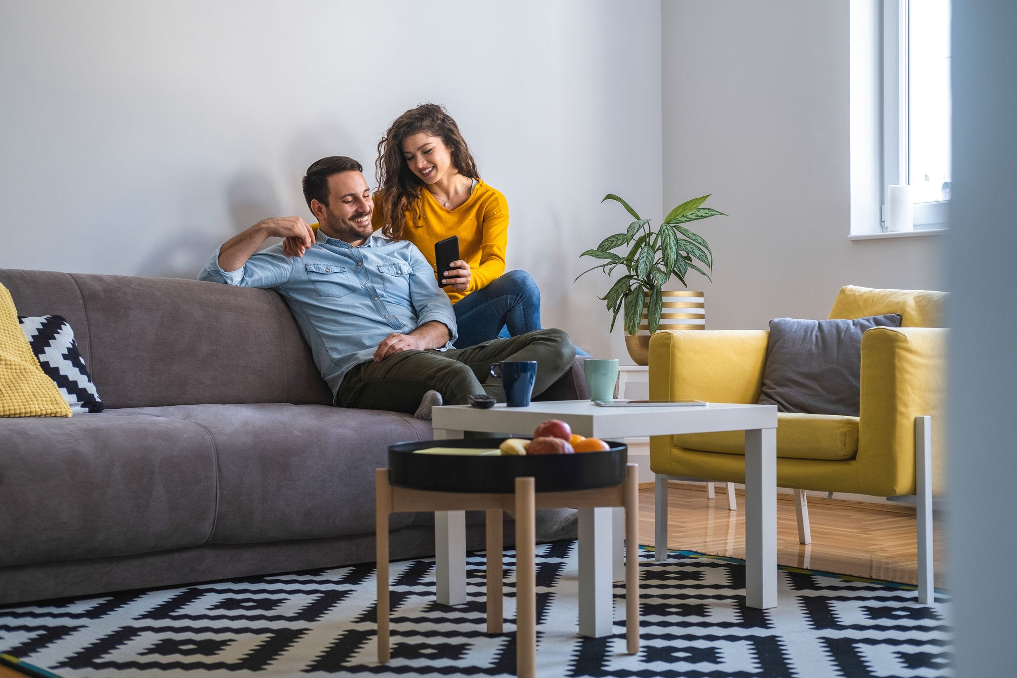 Cuplu stând pe canapea completând formularul de feedback Stand By Me