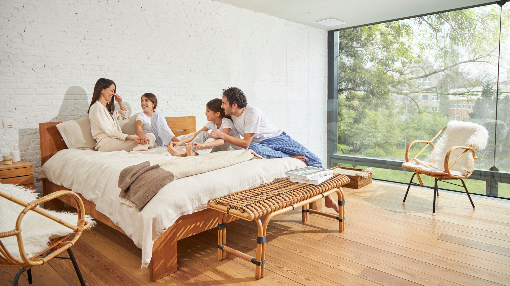 Familie de patru persoane bucurându-se de un dormitor bine ventilat