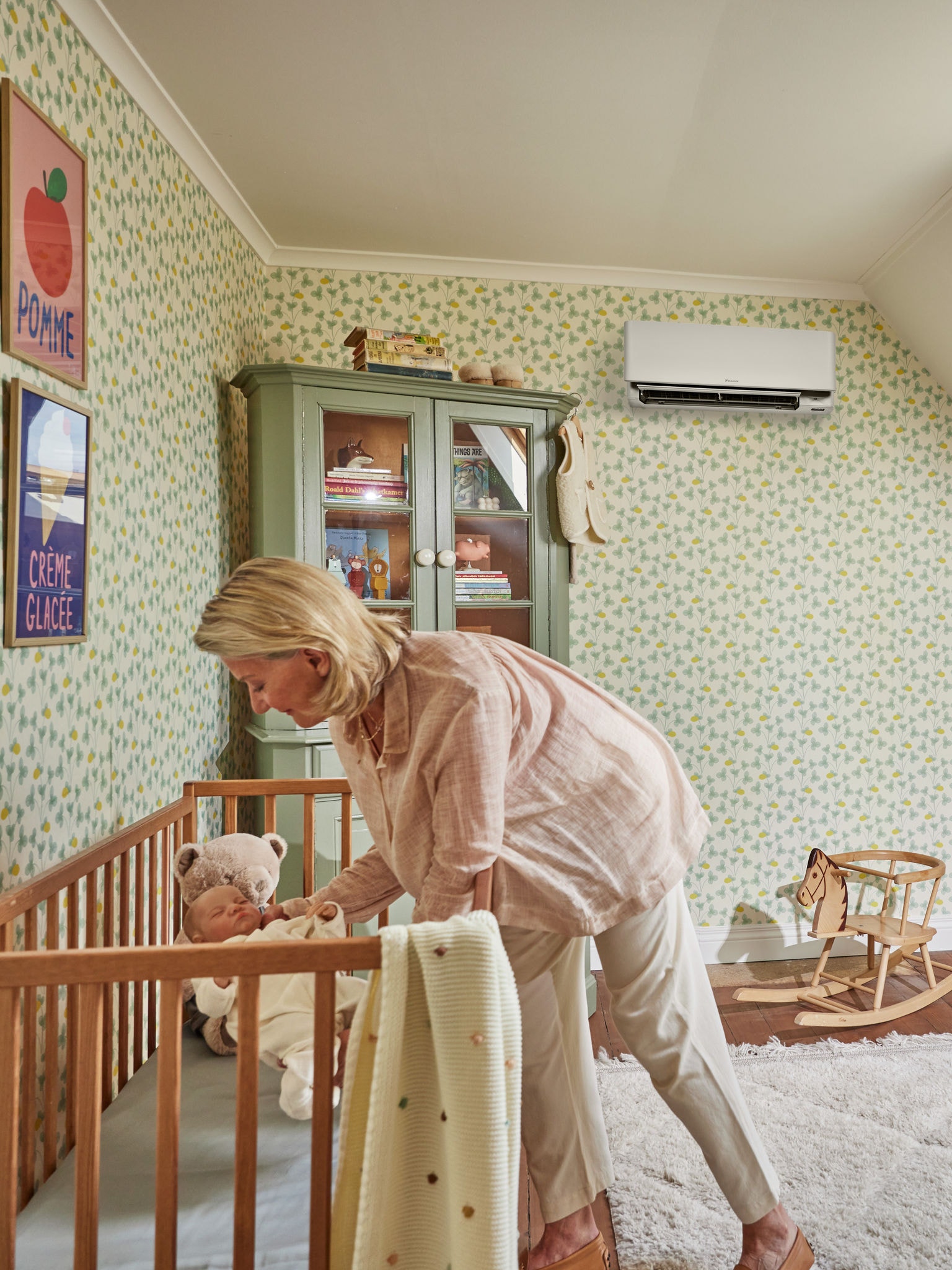 Mamă culcându-și copilul seara