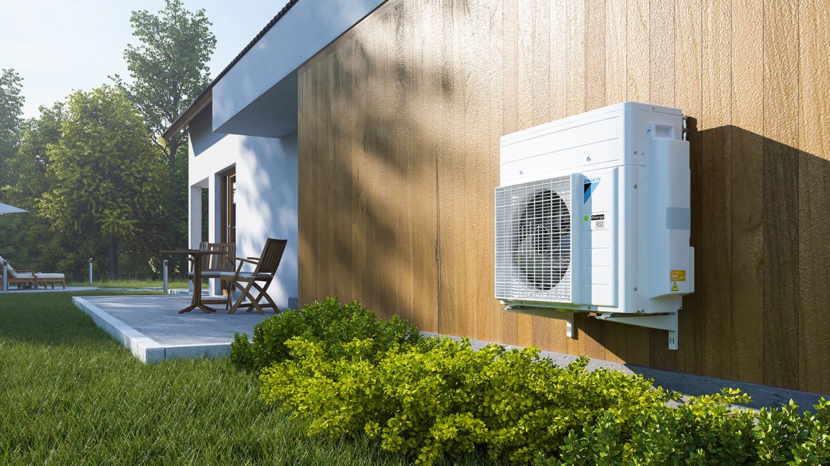 Unitatea exterioară a unui sistem cu pompă de căldură instalată lângă terasă