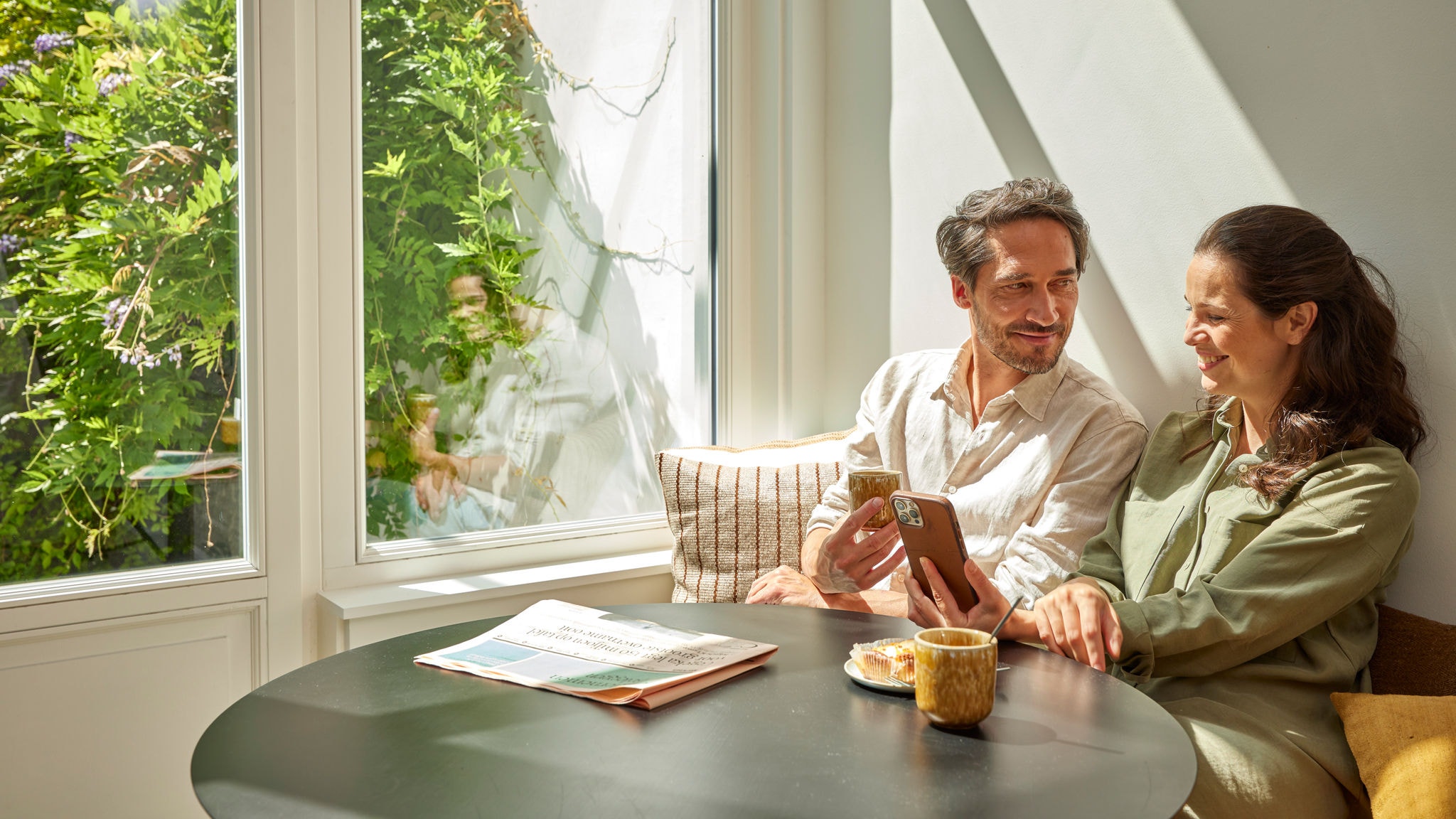 Cuplu bucurându-se de o încălzire sustenabilă în locuință, cu eficiență și performanțe excepționale.