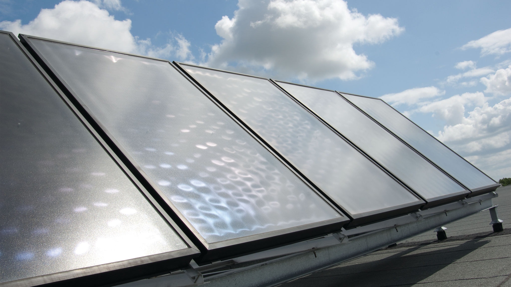 Panouri solare instalate pe acoperiș și conectate la pompa de căldură Daikin pentru a crea o sinergie și a economisi bani