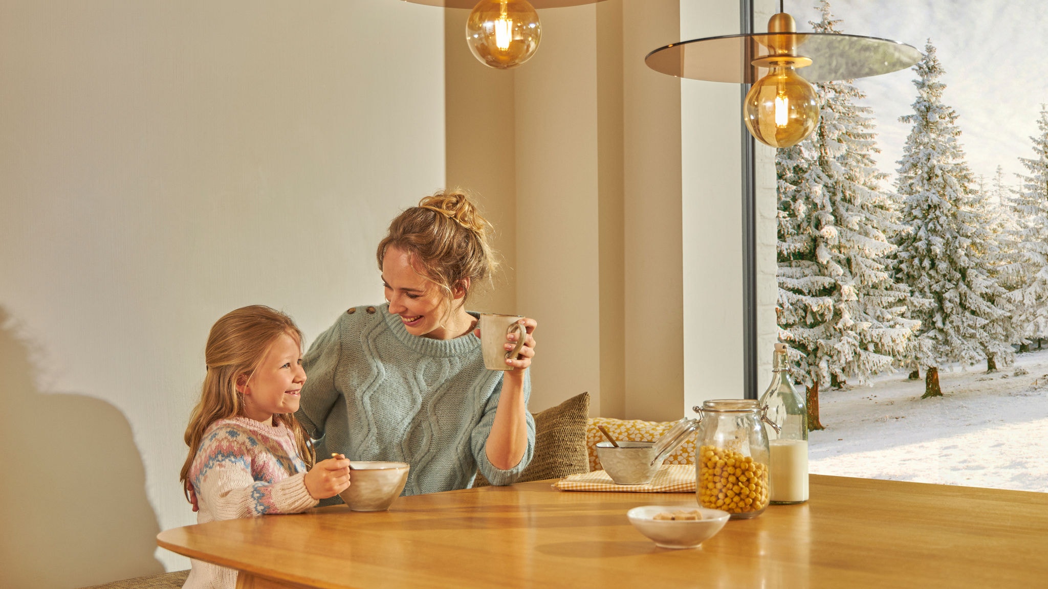 Mama și fiica având un moment de frumusețe la o temperatură excelentă datorită Daikin