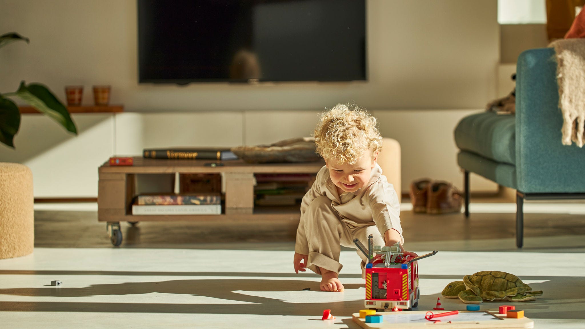 Un copil care se joacă cu jucării