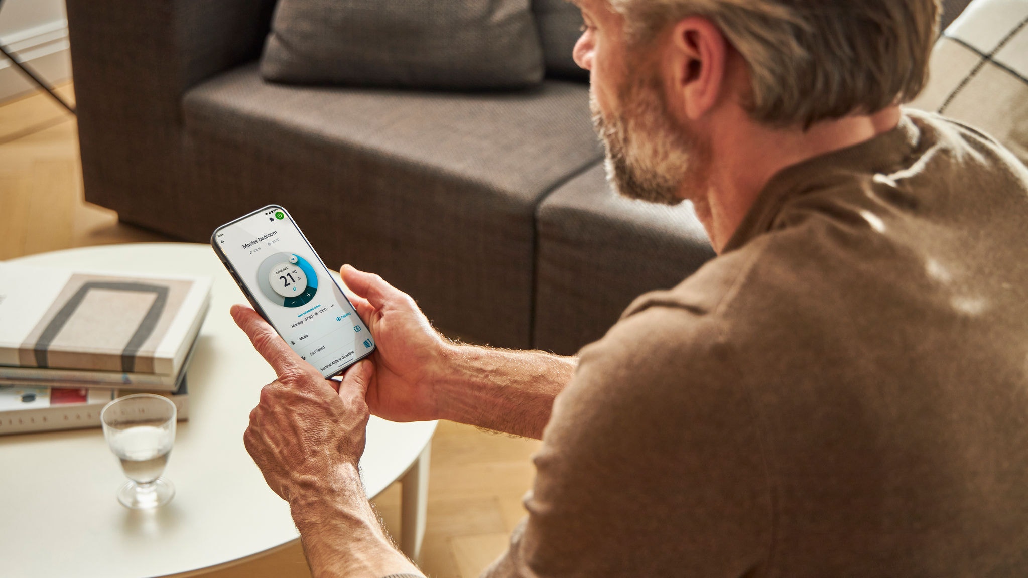 Bărbat utilizând aplicația Onecta pe smartphone