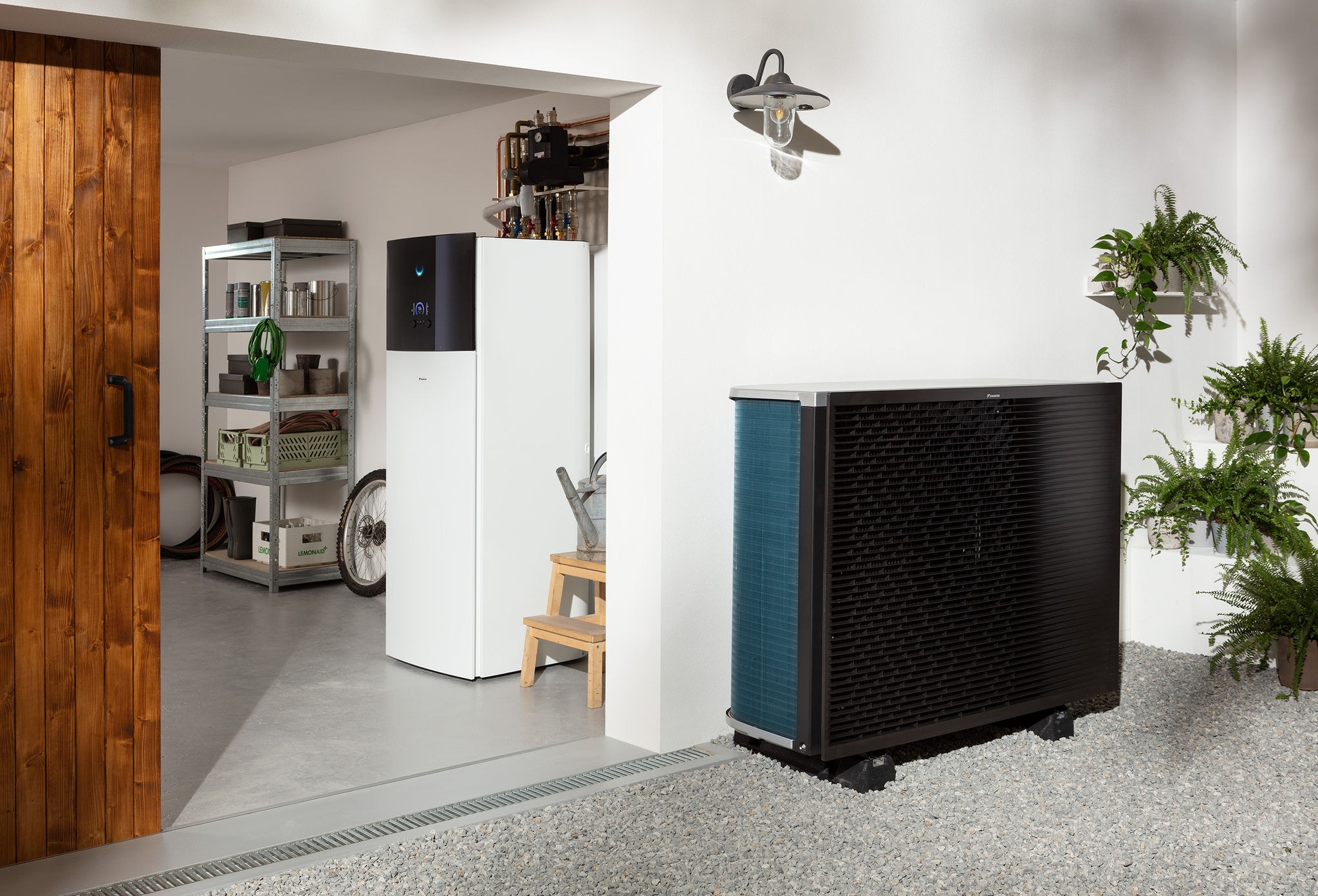 Pompă de căldură Daikin Atherma instalată într-o cameră de depozitare