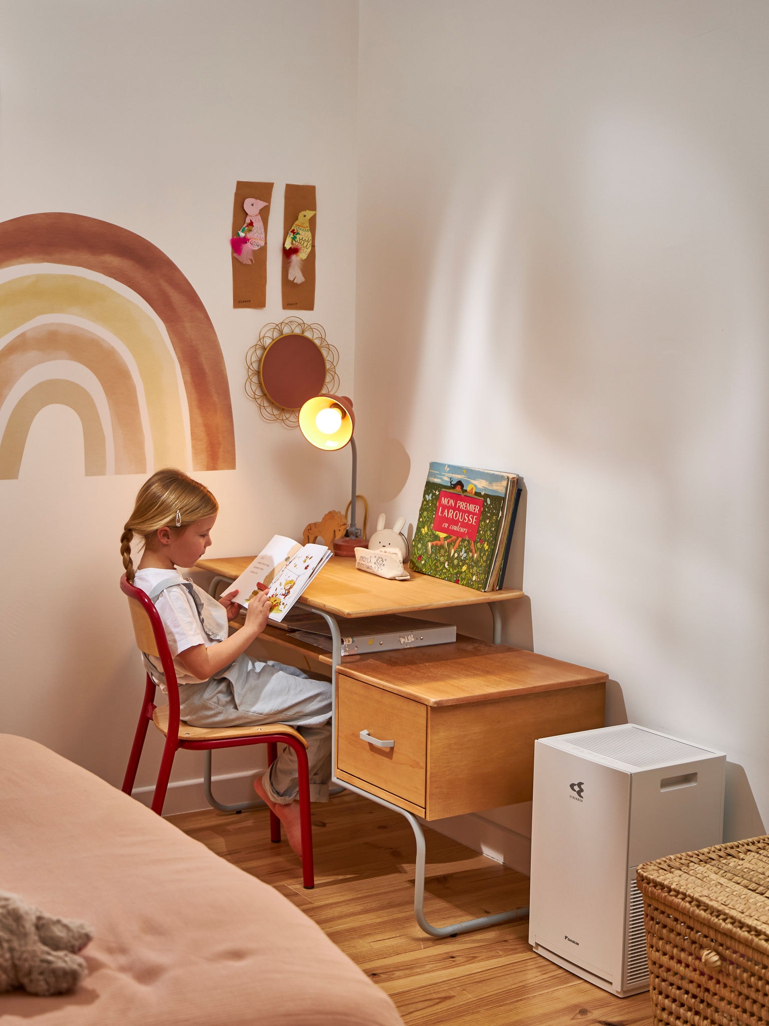 Copil citind lângă un purificator de aer