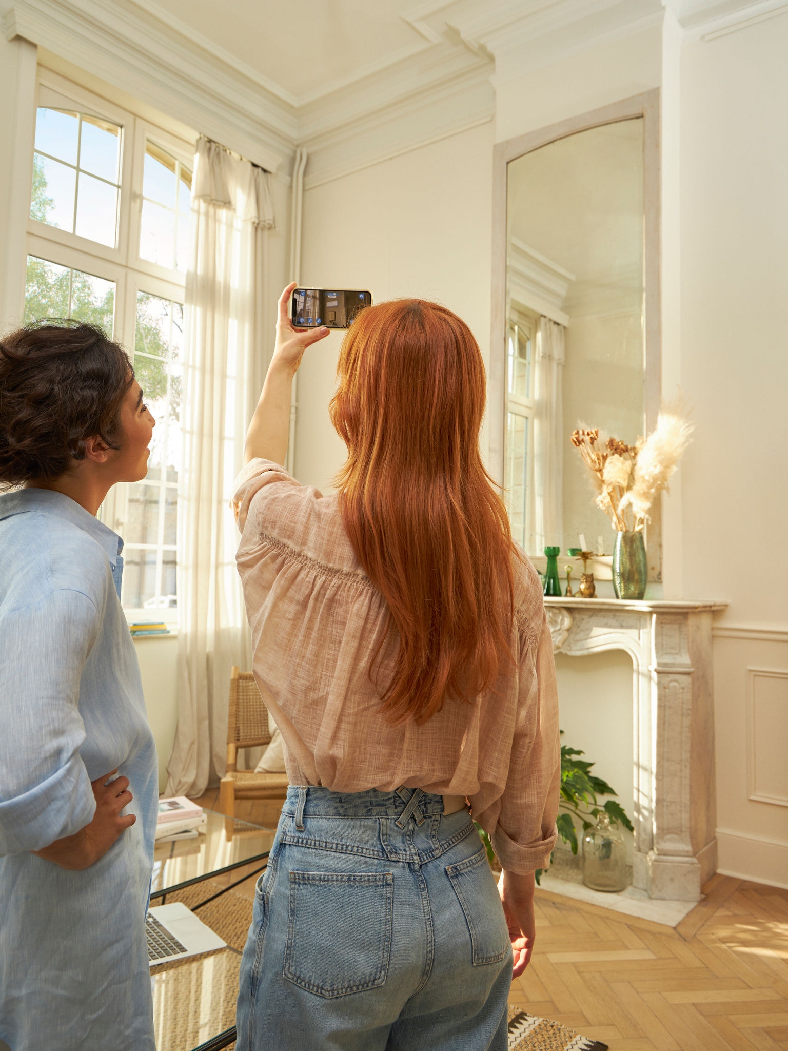 O femeie care fotografiază cu telefonul