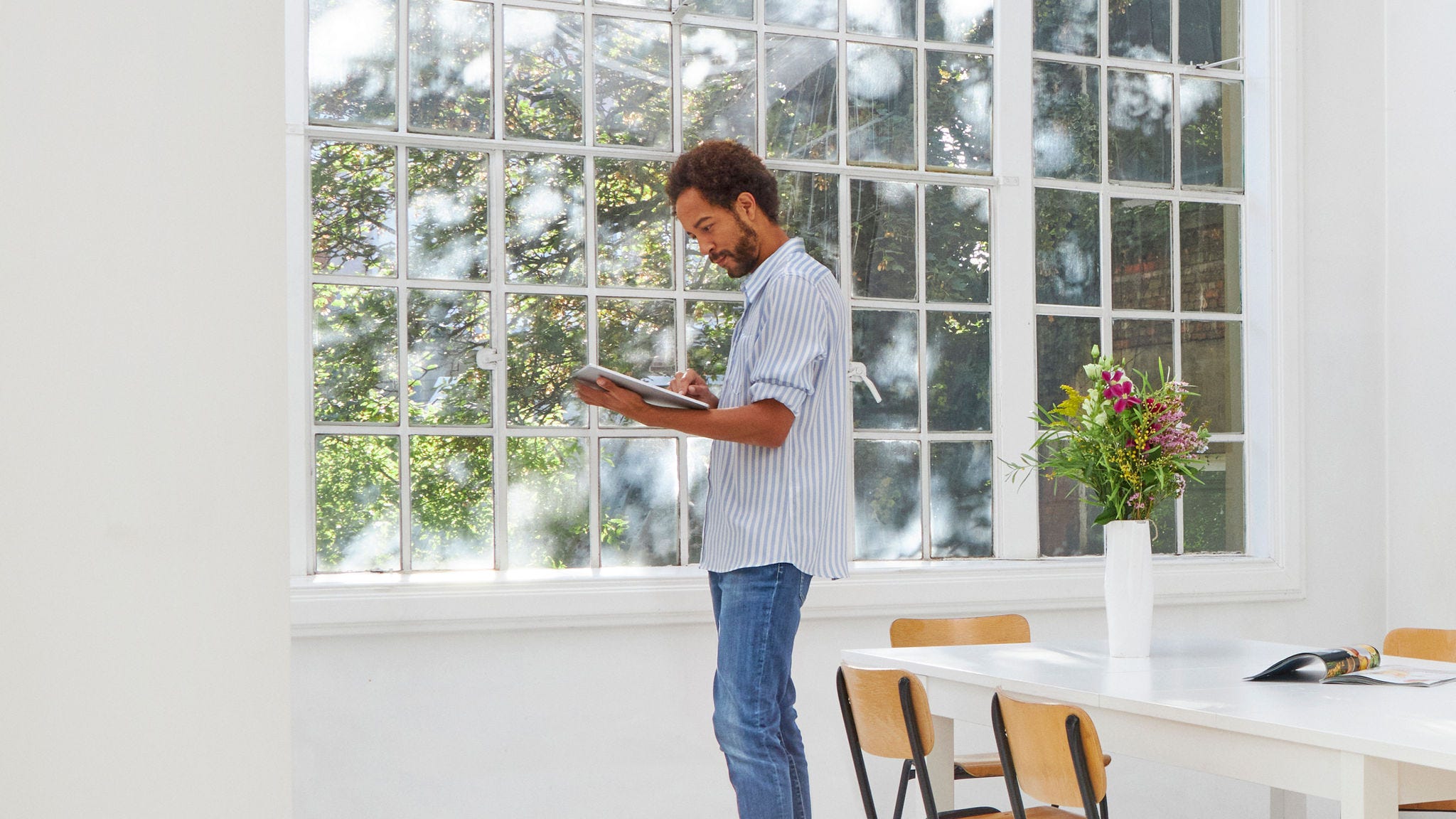 Bărbat explorând pompele de căldură Daikin pentru a-și înlocui actualul sistem de încălzire