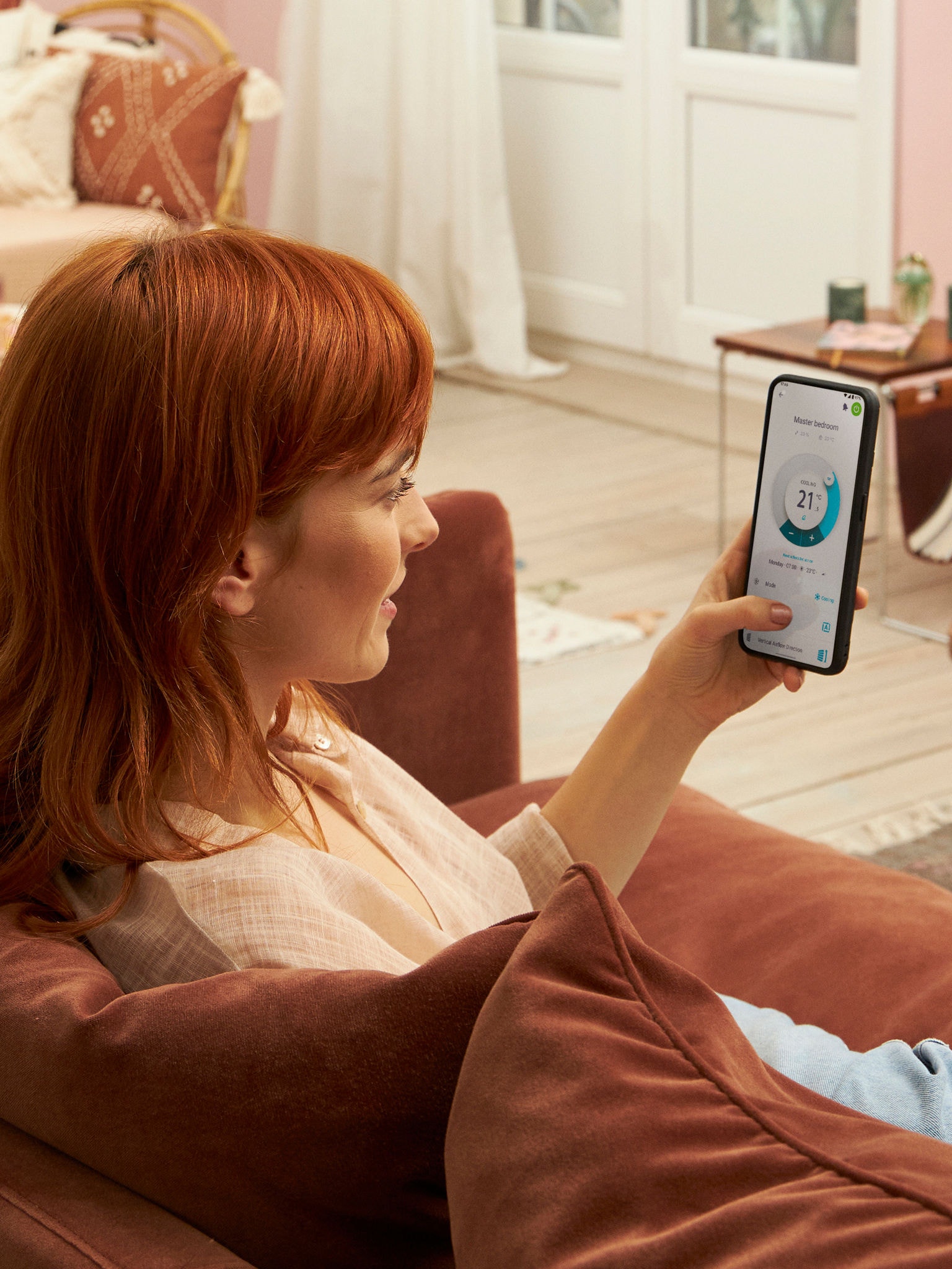 Femeie controlând individual fiecare unitate interioară cu aplicația Onecta