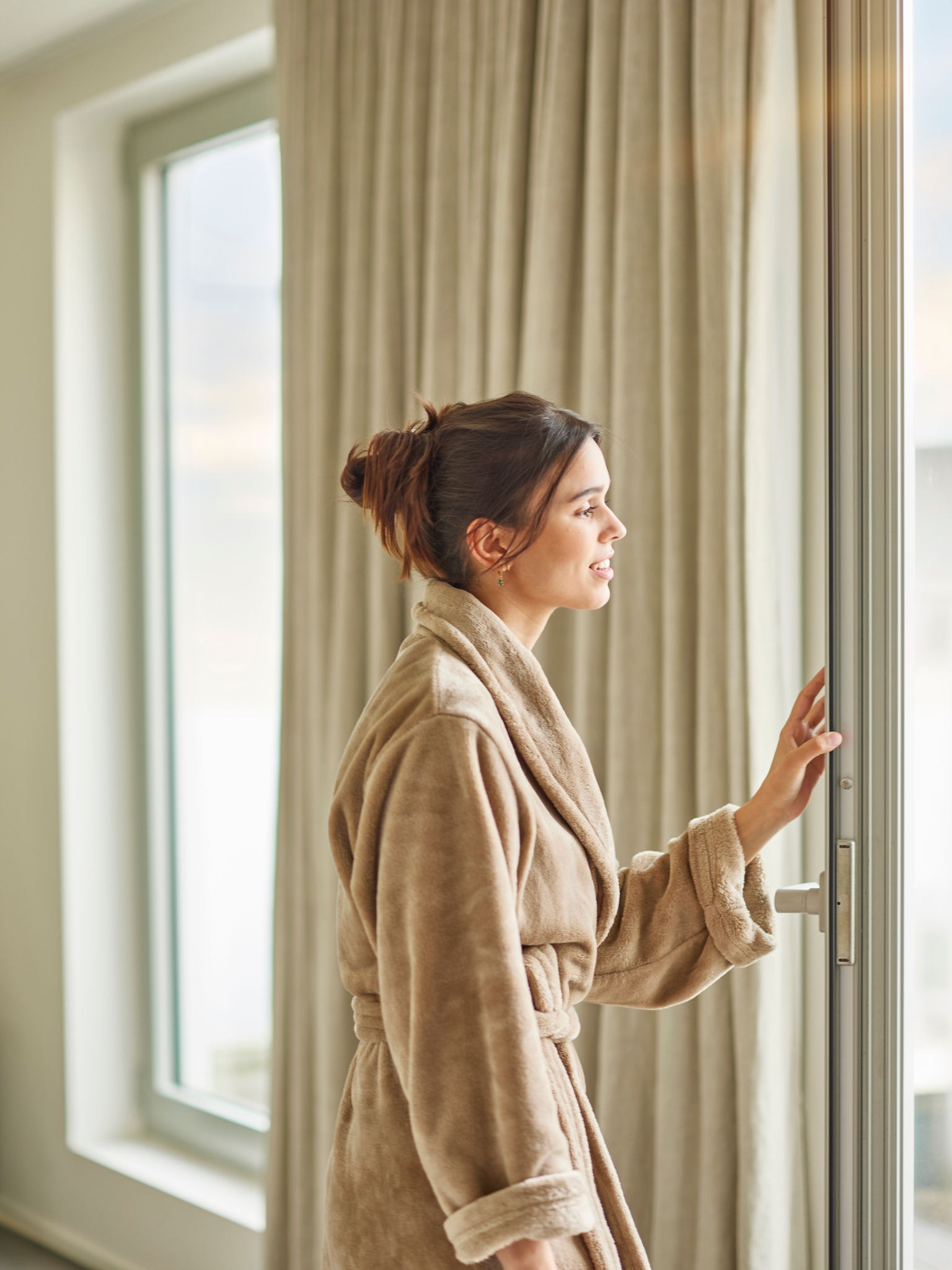 Femeie bucurându-se de o temperatura ideală și nivel de zgomot redus