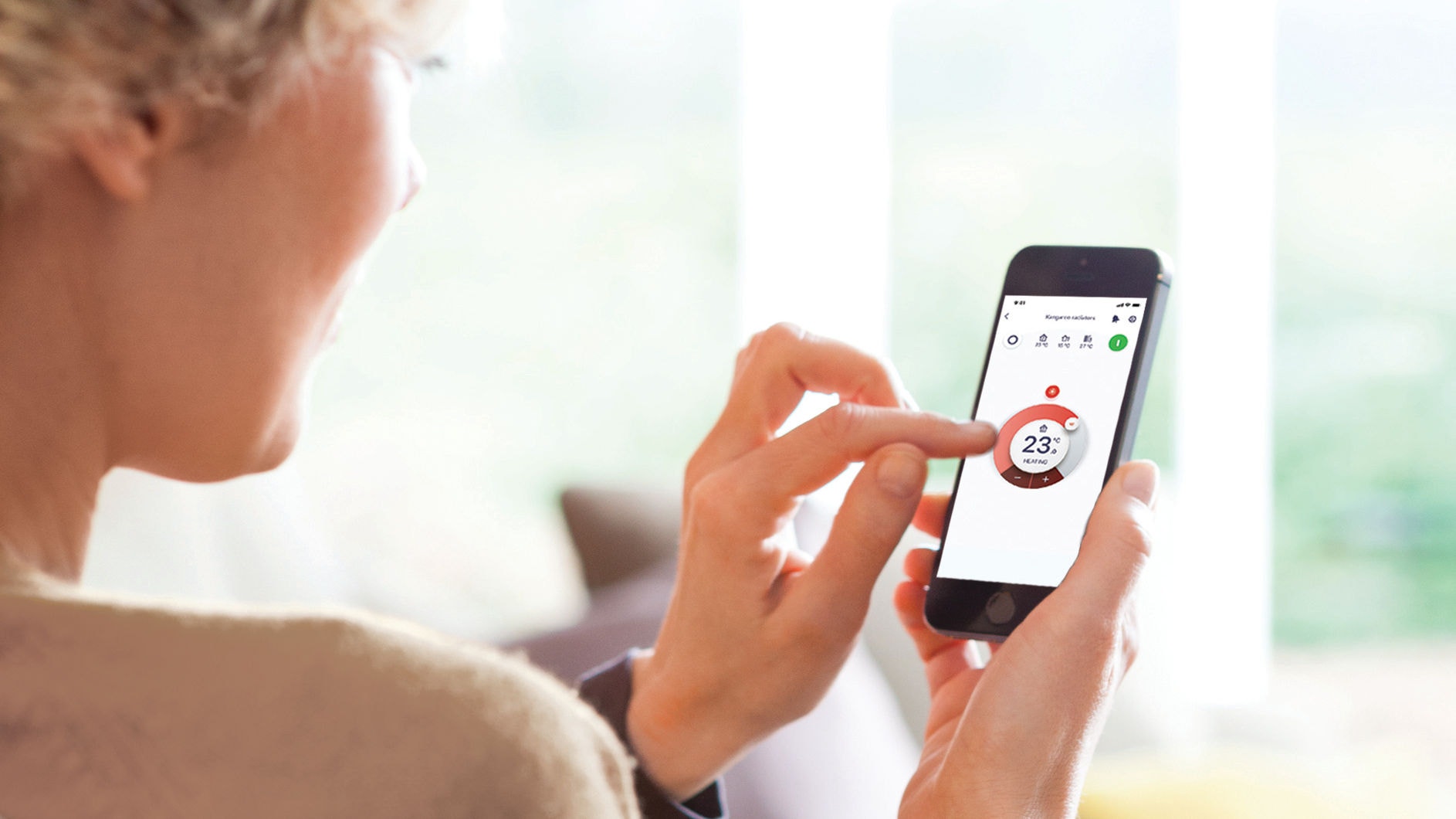 Femeie utilizând aplicația Onecta pe smartphone