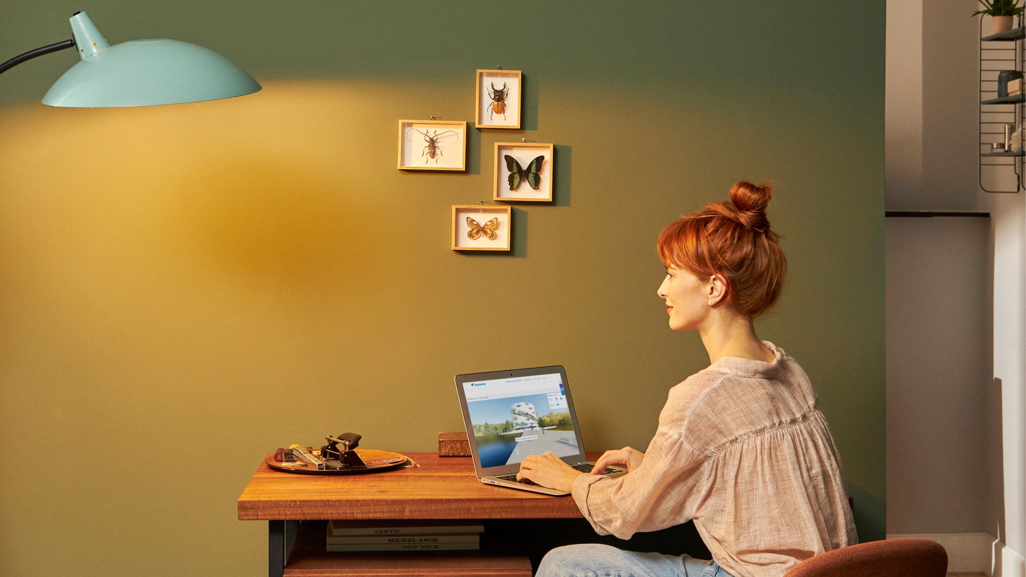 Femeie la laptop