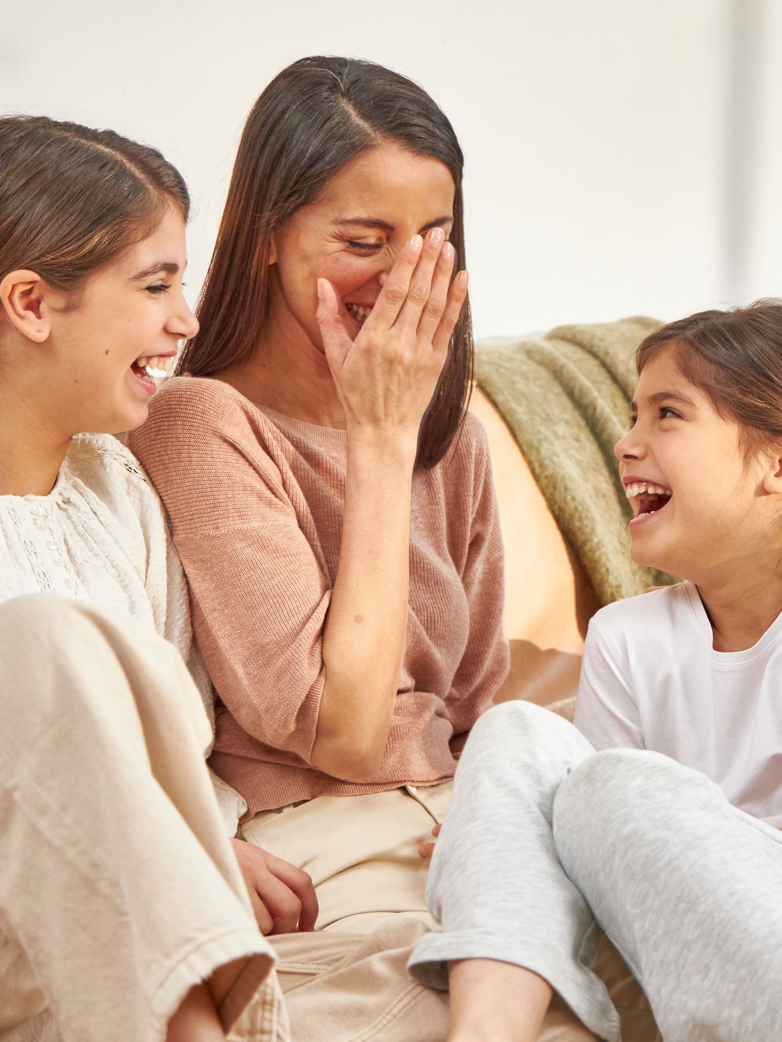 Mama și fiicele petrecând o zi distractivă într-o cameră perfect încălzită