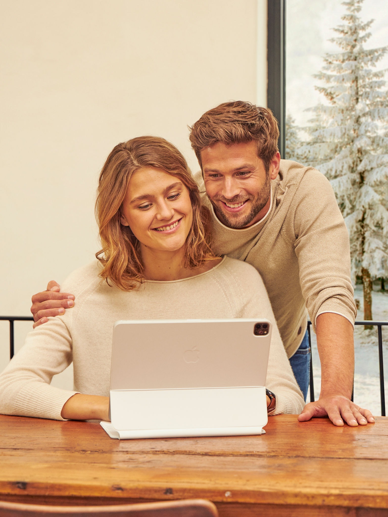 Cuplu alegând performanța superioară a sistemului Daikin Altherma 4