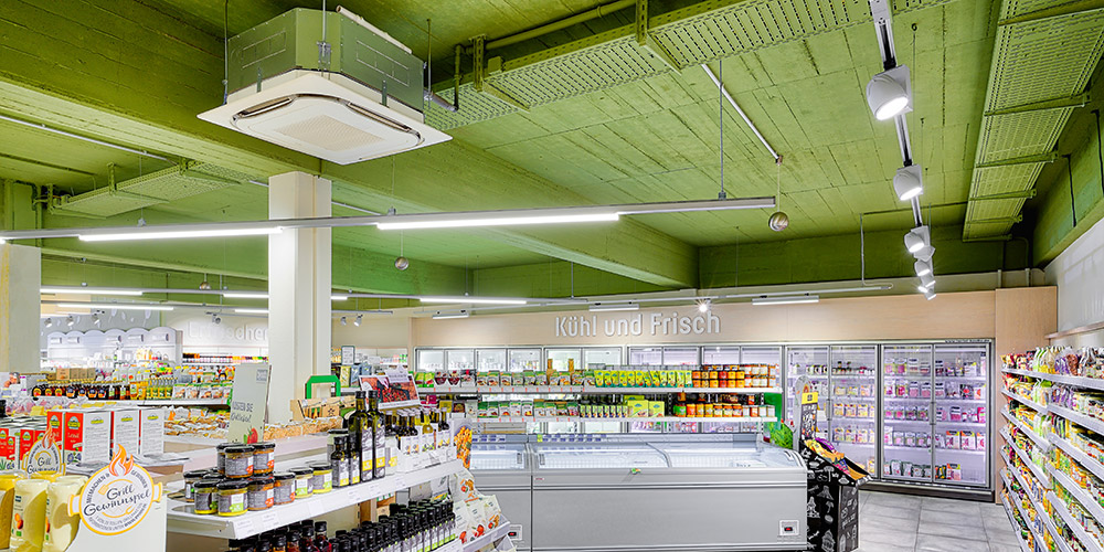 magazin alimentar cu unitate HVAC montată pe tavan