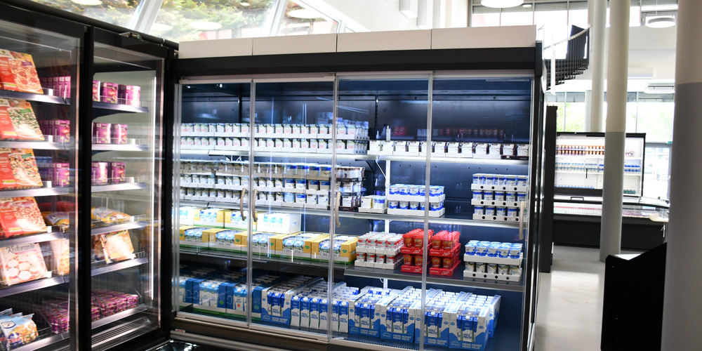 vitrină refrigerată cu brânză