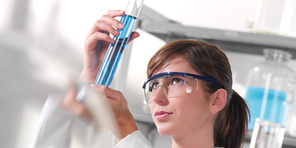 Femeie care lucrează într-un laborator.