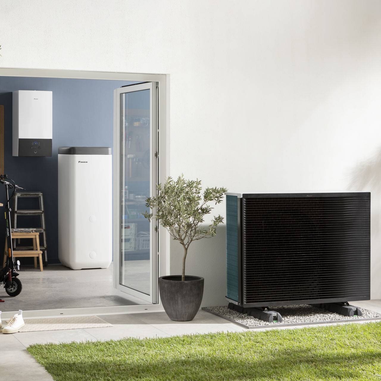 Unitate exterioară a pompei de căldură în grădină