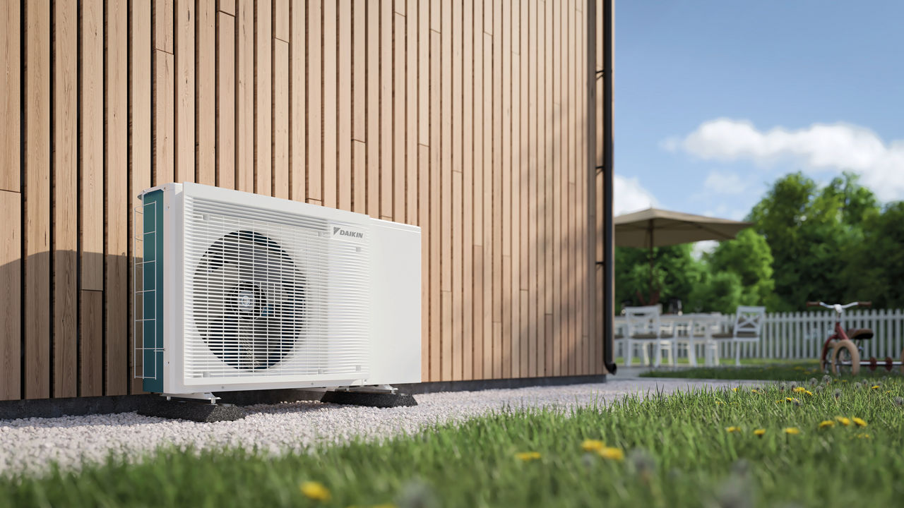 Unitate exterioară a pompei de căldură instalată într-o grădină, prezentând modul în care pompele de căldură cresc valoarea proprietății