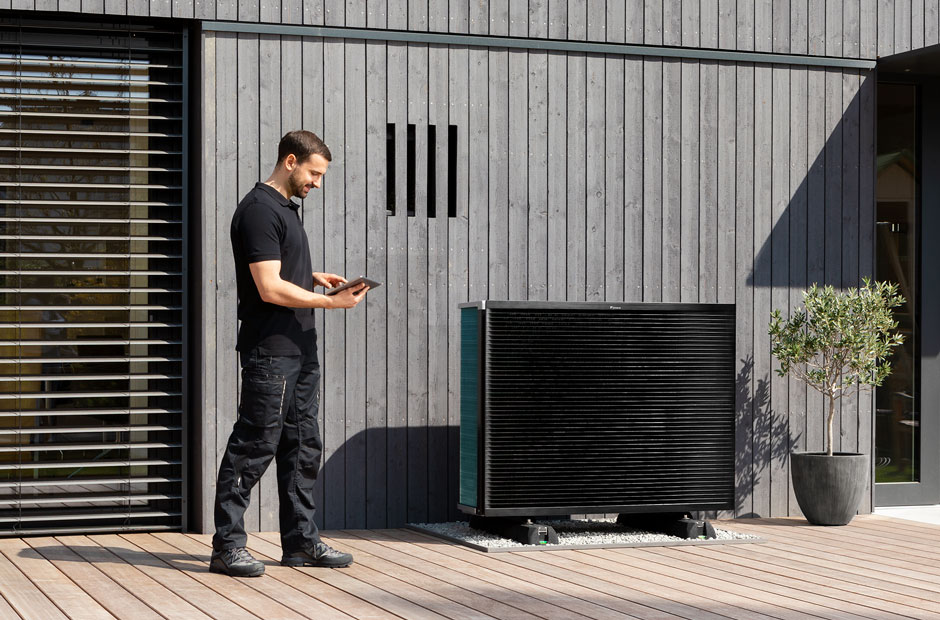 Instalator cu o unitate exterioară Daikin Altherma