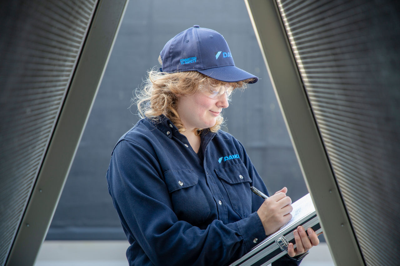 Doamnă îmbunătățindu-și performanța la Daikin Service Academy